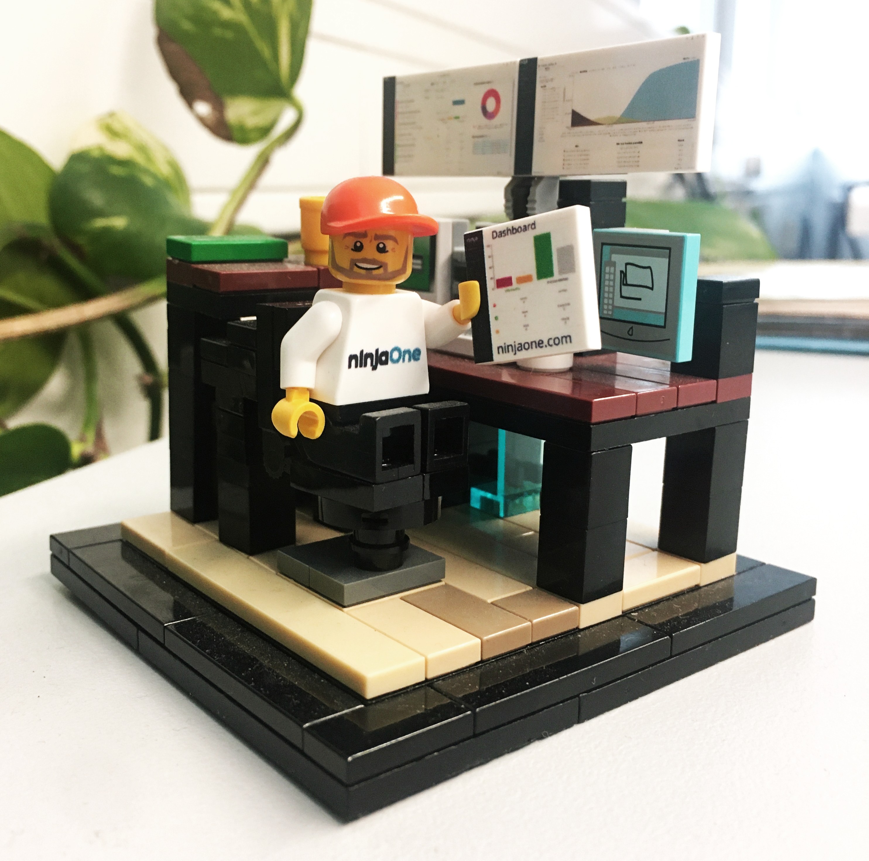 Individuell gestalteter Arbeitsplatz mit Dashboard, Monitoren und Firmenfigur aus LEGO®-Bausteinen